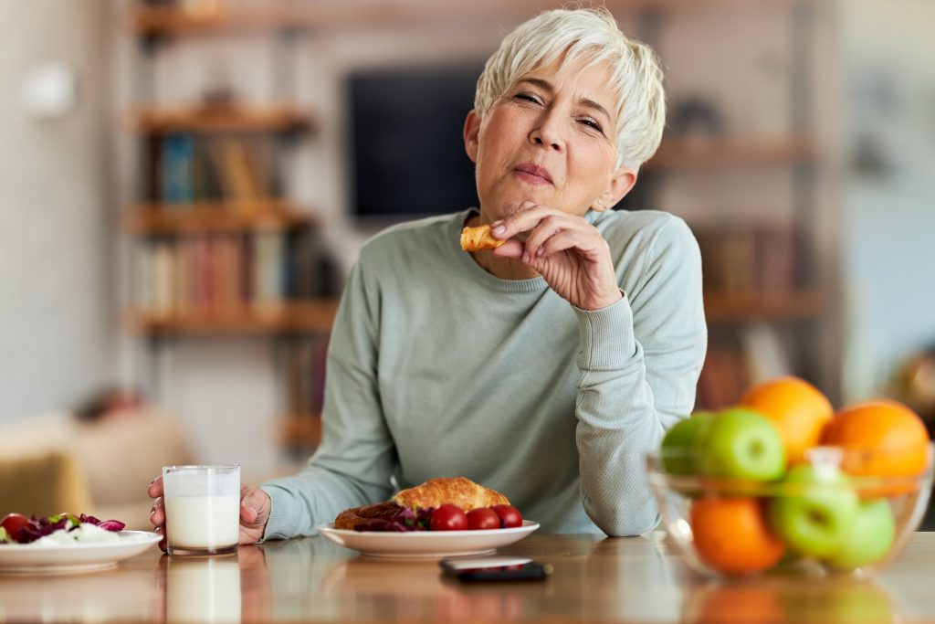 paziente oncologica che mangia con soddisfazione