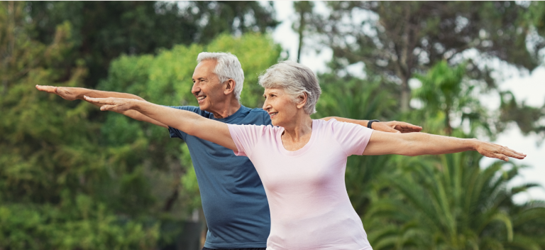 uomo e donna che fanno esercizi di equilibrio